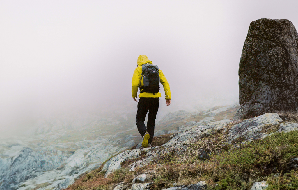 Qué llevar en una mochila de montaña para rutas de un día: lista esencial